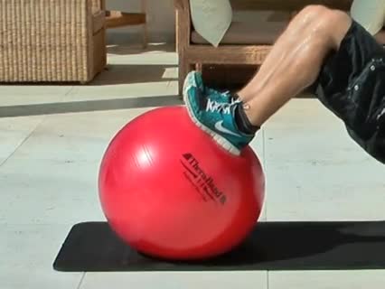 Betonte Beine mit dem Gymnastikball