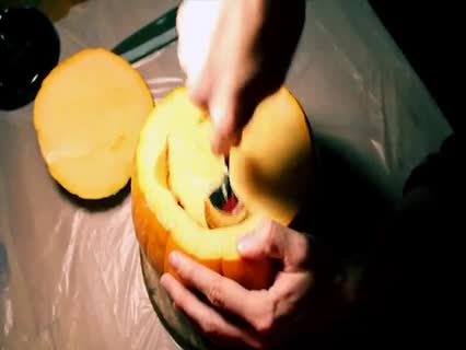 Kürbis aushöhlen - so kann's gemacht werden. (Kürbisgerichte, Halloweendeko)