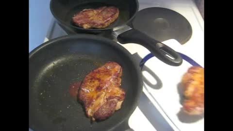 Schweinesteak in Currysauce mit gegrillten Bananen