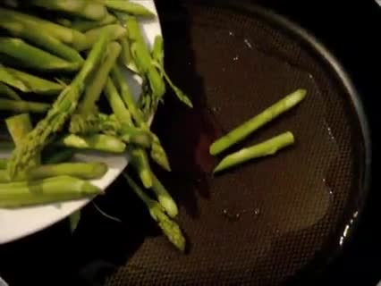 Kochen: Couscous mit gebratenem grünen Spargel und Paprika